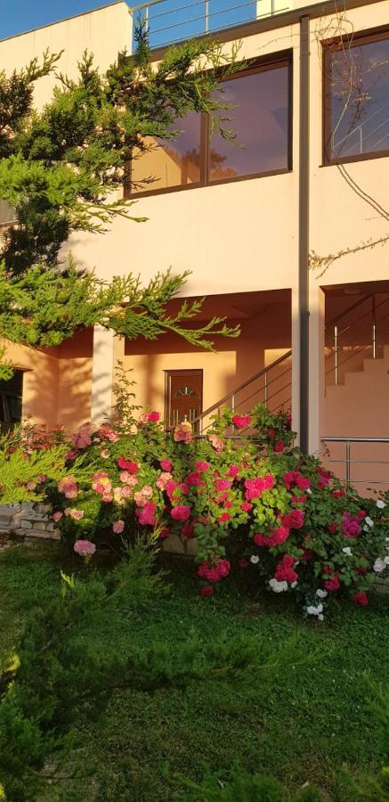 Villa Persik Утеха Екстериор снимка