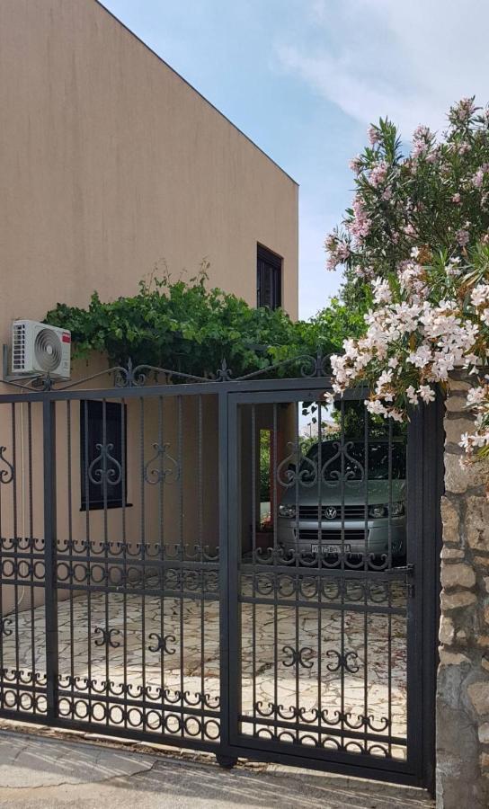 Villa Persik Утеха Екстериор снимка